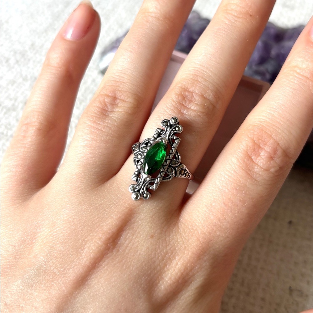 Von Maur Vintage style .925 Sterling Silver Marcasite and emerald ring 7 - Picture 3 of 4